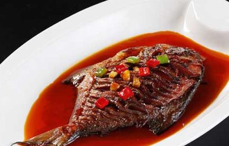 干烧鲳鱼的家常做法（干烧鲳鱼的家常做法窍门）