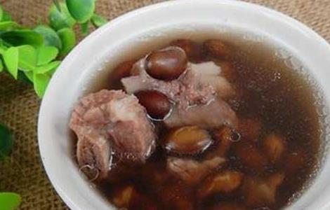 黑豆排骨汤的功效和做法（黑豆排骨汤的作用）