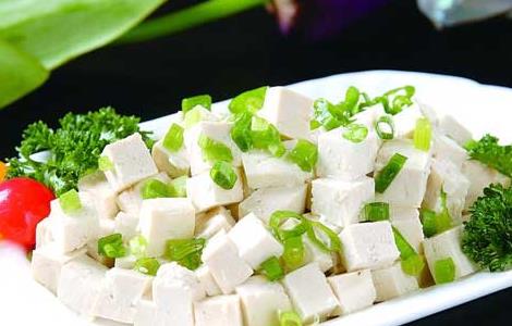 小葱拌豆腐的功效及做法 小葱拌豆腐的功效及做法视频