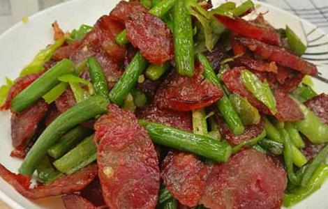 蒜苔炒腊肠的功效及做法(蒜苔能炒腊肠吗)