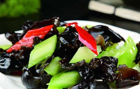 木耳炒西芹的功效及做法 木耳炒西芹的功效及做法视频