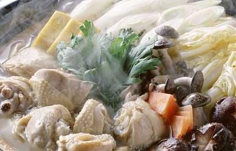 鸡肉炖蘑菇的功效及做法（鸡肉炖蘑菇的功效与作用）