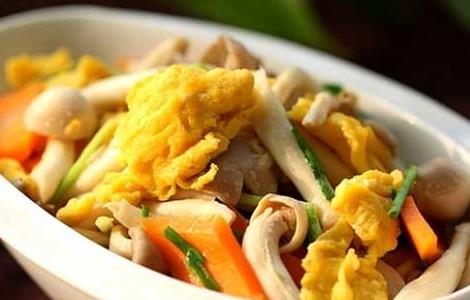 蘑菇炒鸡蛋的功效及做法（蘑菇炒鸡蛋的功效及做法窍门）