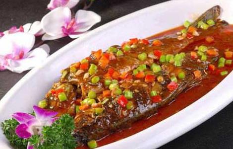 红烧鲫鱼的功效及做法 红烧鲫鱼的功效及做法窍门