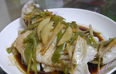 清蒸鲈鱼蒸多长时间（清蒸鲈鱼蒸多长时间冷水还是热水上锅）