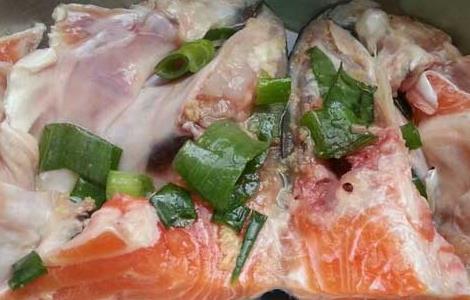 清蒸三文鱼的功效及做法 清蒸三文鱼的家常做法