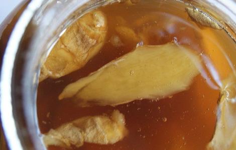 生姜泡水喝的功效与作用(茯苓和生姜泡水喝的功效与作用)