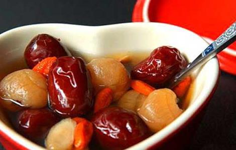 红枣枸杞泡水喝的功效(红枣枸杞泡水喝的功效和作用)