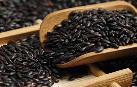 黑米里面是黑的吗(黑米里面是黑的吗还能吃吗)