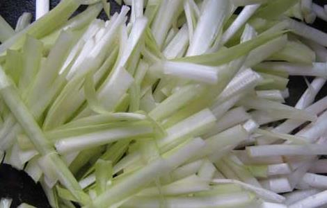 韭菜和韭黄哪个有营养（韭黄跟韭菜哪个有营养）