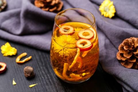 陈皮菊花泡水喝的功效与作用(陈皮菊花泡水喝的功效和禁忌)