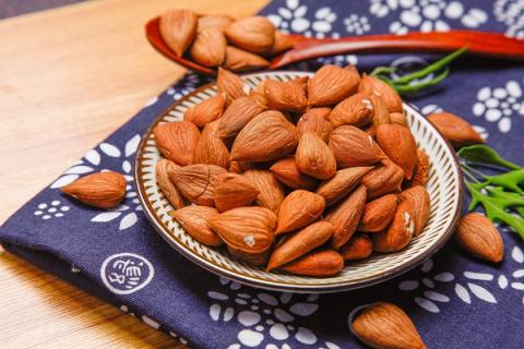 南杏仁的功效与作用 去皮南杏仁的功效与作用