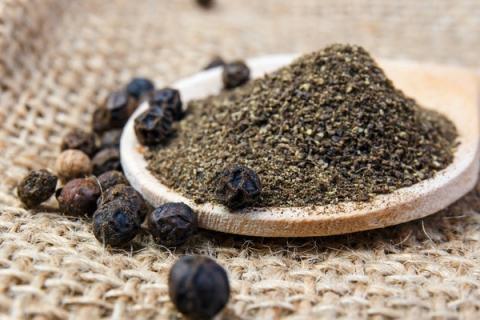 黑胡椒的功效与作用(白胡椒和黑胡椒的功效与作用)
