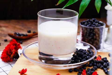 黑豆浆的功效与作用（黑豆浆的功效与作用禁忌人群）