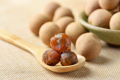 干桂圆泡水喝的功效与作用(桂圆干泡水喝的功效与作用禁忌症)