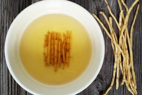 毛草根泡水喝的功效与作用（毛草根泡水喝的功效与作用医生视频）