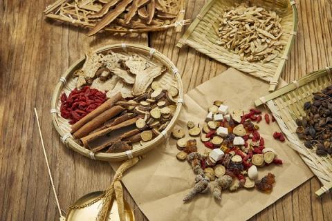 黄芪煮水喝的功效与作用（党参黄芪煮水喝的功效与作用）