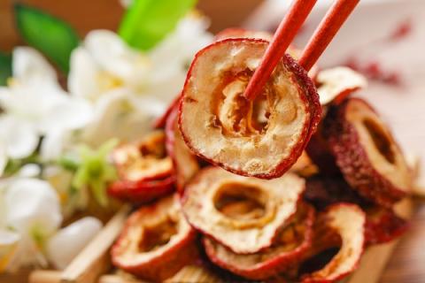 山楂泡水的功效与作用 山楂泡水的功效与作用禁忌