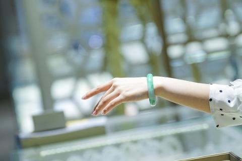 佘太翠手镯的功效与作用（佘太翠手镯什么功效与作用）