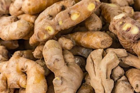 生姜泡脚的功效与作用（生姜泡脚的功效与作用及禁忌有哪些）