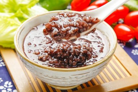 黑米粥的功效与作用 黑米粥的功效与作用及营养价值