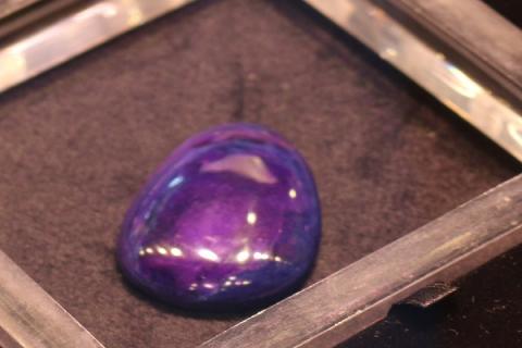 紫云母石的功效与作用(紫云母石的功效与作用及禁忌)