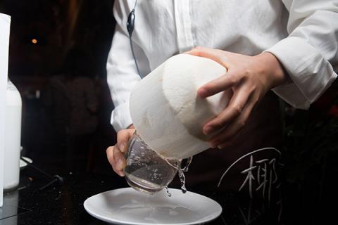 新鲜椰子汁的功效与作用(鲜椰子汁的功效和作用)