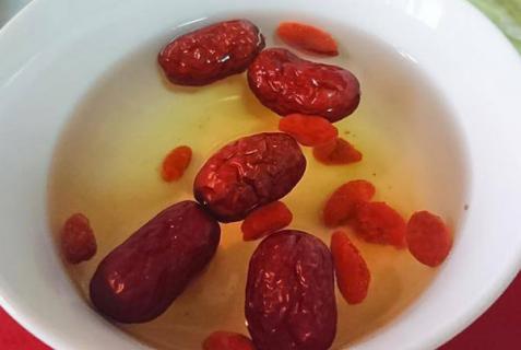 枸杞红枣茶的功效与作用（枸杞红枣茶的功效与作用及禁忌）