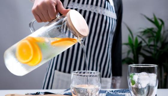 柠檬干泡水的功效与作用 柠檬干泡水的功效与作用水的正确泡法美白