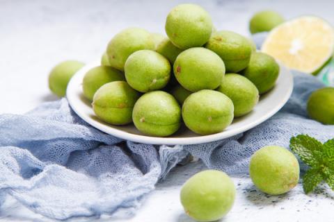 青梅的功效与作用(青梅的功效与作用及禁忌)