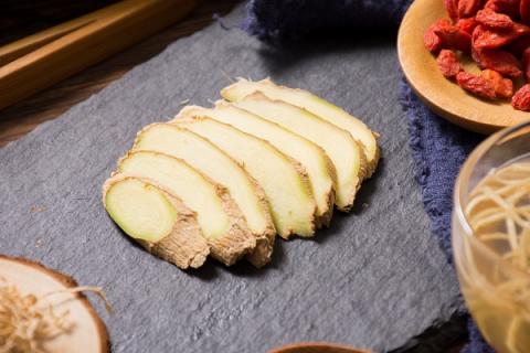 生姜艾叶泡脚的功效与作用（牛膝花椒生姜艾叶泡脚的功效与作用）