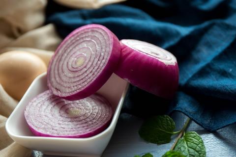 凉拌洋葱的功效与作用(凉拌洋葱的功效与作用洋葱的做法)