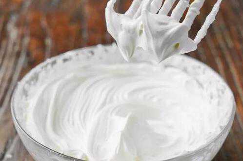 纯牛奶打发奶油的方法（纯牛奶打发奶油的方法没有明胶）