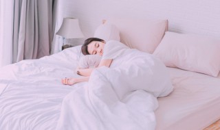 梦到猫往身上扑甩不掉（女人梦到猫往身上扑甩不掉）