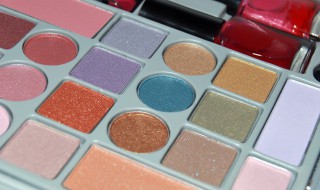 梦到化妆(梦到化妆没画眉毛)