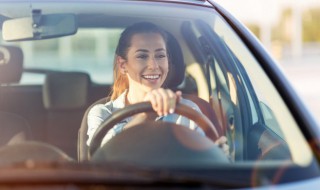 车子脚垫下面都是水怎么弄干 车脚垫下面有水怎么弄干