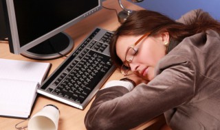 梦见僵尸追我(梦见僵尸追我们一群人)