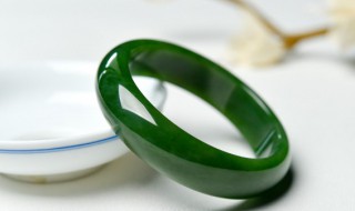 翡翠手镯里面有裂痕（翡翠手镯里面有裂痕外面没事）