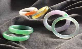 一只翡翠手镯多少钱(一个翡翠手镯多少钱)