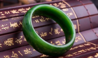菠菜绿翡翠手镯（菠菜绿翡翠手镯图片价格）