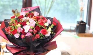 妇女节送康乃馨还是玫瑰（母亲节送康乃馨还是粉玫瑰）