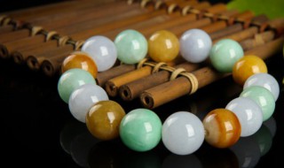 如何鉴定翡翠的价值（怎么看翡翠的价值）