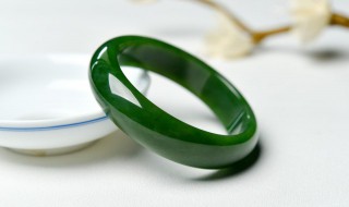 高冰翡翠手镯价格(高冰种翡翠手镯价格)