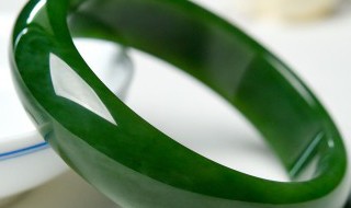 豆种满绿翡翠手镯价格（豆种满绿手镯多少钱）