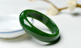 翡翠带左手还是右手 翡翠玉带在左手还是右手好