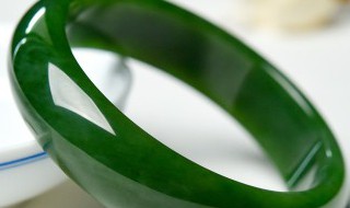 如何识别翡翠手镯（如何识别翡翠手镯真假）