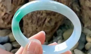 贵妃翡翠手镯价格（贵妃翡翠手镯价格糯冰种）