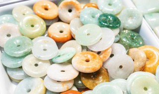 全绿翡翠价格（翡翠全绿值多少钱）