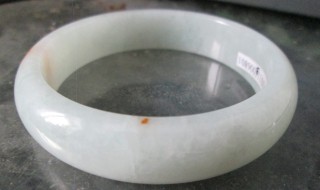 翡翠镯子里面裂纹（翡翠镯子上的裂纹）