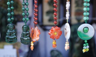 翡翠吊坠有哪些（翡翠吊坠有哪些寓意）